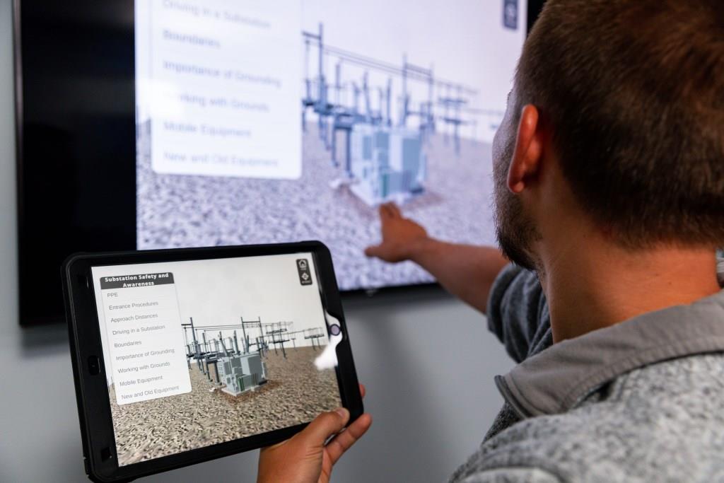 Developer demonstrates substation app for apprentices